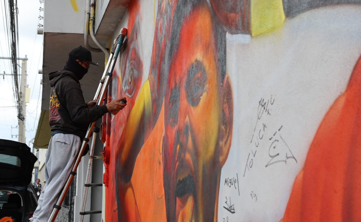 El artista urbano "Tolbe" rinde tributo a los fieles seguidores del Toluca F.C. en su más reciente mural, el cual ya es un punto de referencia cerca del Nemesio Diez. Foto: Roberto Guerrero