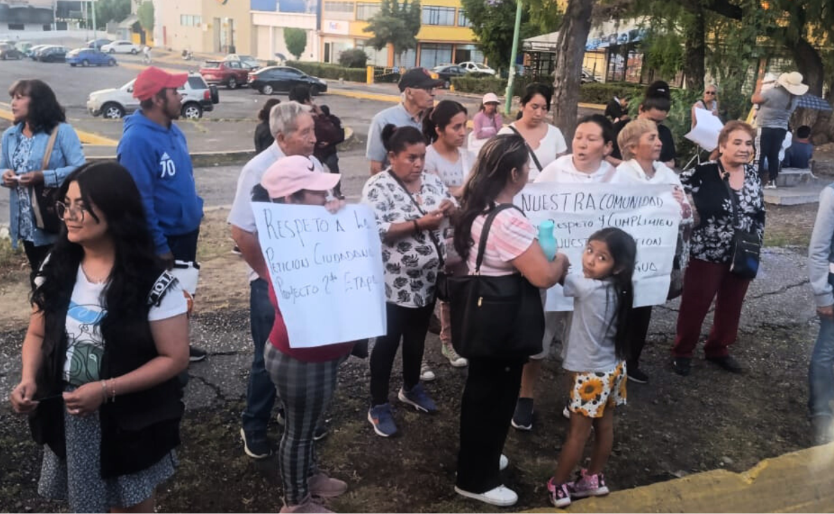 Bloqueo en Avenida Constitución de Cuautitlán Izcalli por falta de agua y drenaje. Foto: Especial