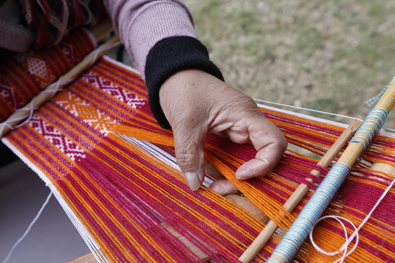 Más allá de ser una simple artesana, Reyna Rayón es una embajadora de la cultura otomí, llevando sus creaciones a rincones del mundo y preservando así un legado ancestral. Foto Jorge Alvarado