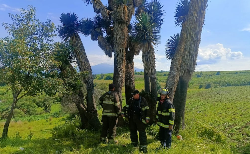 Servicios de emergencia atienden a los lesionados tras el impacto de un rayo en Santiago Tlacotepec, Toluca. Foto Especial