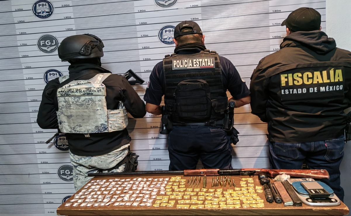 En el inmueble ubicado en la colonia Balcones de Chamapa se encontraron armas largas, envoltorios con droga y cartuchos útiles. Foto: Especial