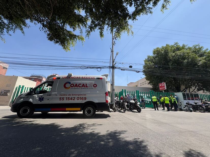 En el perímetro del hospital hay elementos de la policía municipal adscritos a la división de tránsito. Foto. Arturo Contreras. El Universal