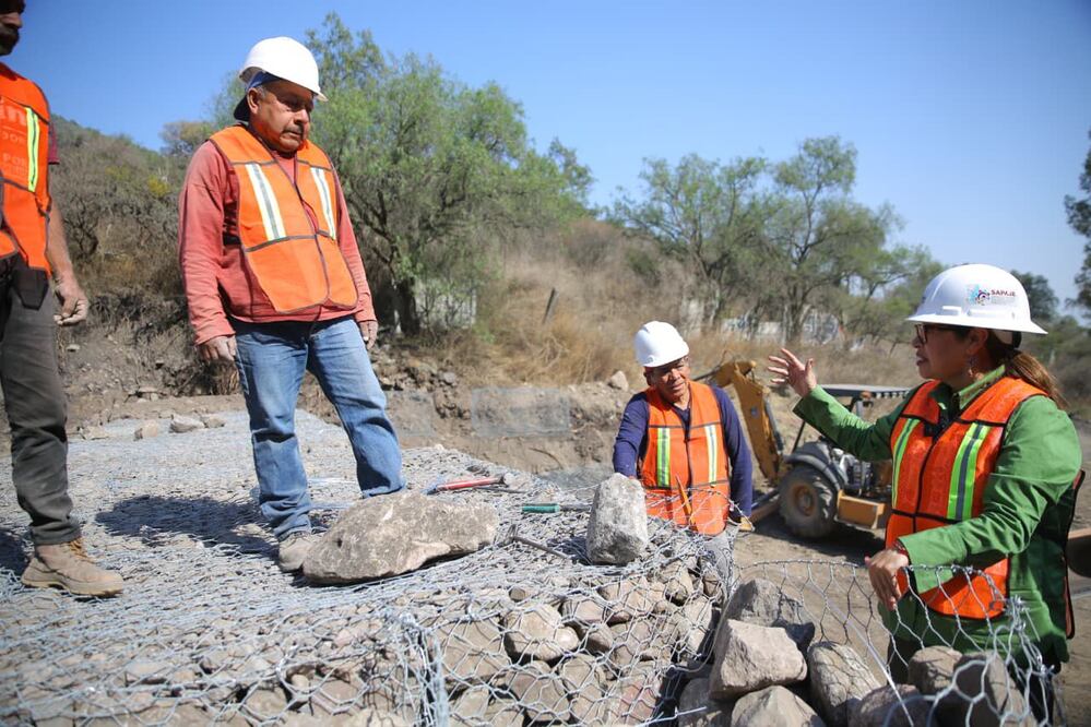 La alcaldesa Azucena Cisneros supervisó los avances de la presa de gavión en la comunidad de San Andrés de la Cañada. Foto: Especial