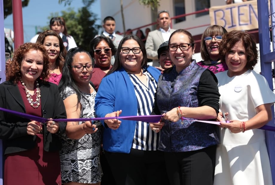 Vecinas de Ecatepec celebraron la apertura de espacios que contarán con bibliotecas del FCE y vinculación con la Bolsa Nacional de Empleo. Foto Especial