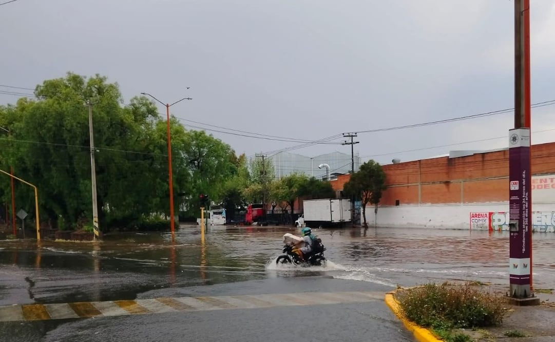 El debilitamiento del frente frío 48 mantiene cielos nublados y precipitaciones constantes en el centro del país. Foto Especial