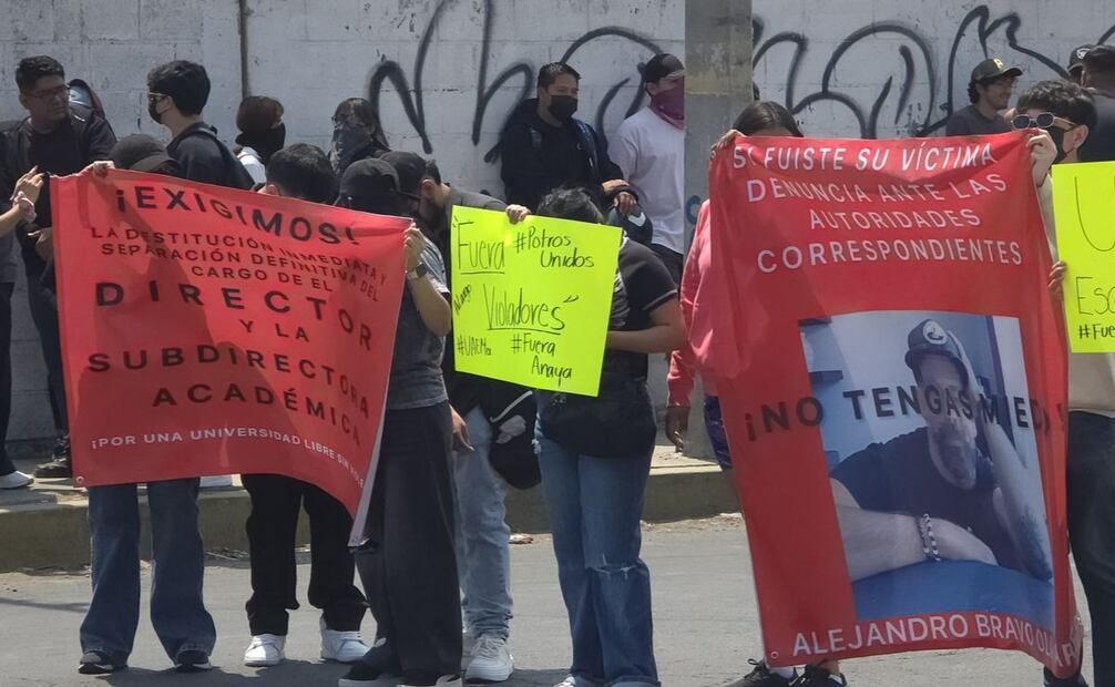Estudiantes de la UAEMéx Neza cierran el paso en Bordo de Xochiaca; exigen respuesta inmediata de las autoridades universitarias. Foto Especial