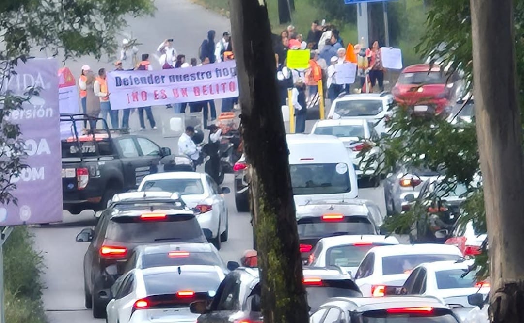Vecinos retiraron los trafitambos y llantas con los que bloquearon la avenida Lomas Verdes en protesta por los desarrollos inmobiliarios de la zona. Foto Especial