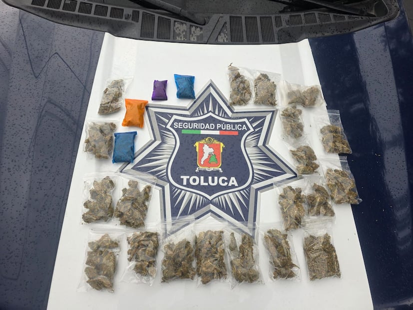 Le encontraron 24 envoltorios de distintos tamaños que contenían hierba verde y seca con características propias de la marihuana. Foto. Especial.