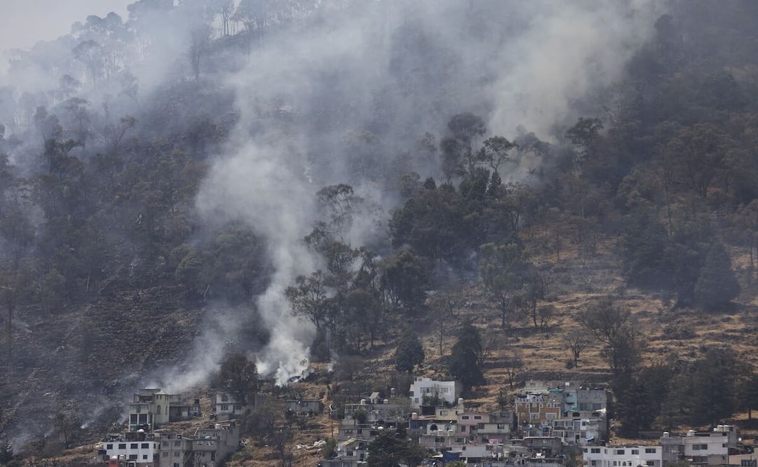 Los vulcanos subieron de manera rápida a la zona media del cerro para controlar las llamas. Foto: Jorge Alvarado / El Universal Estado de México