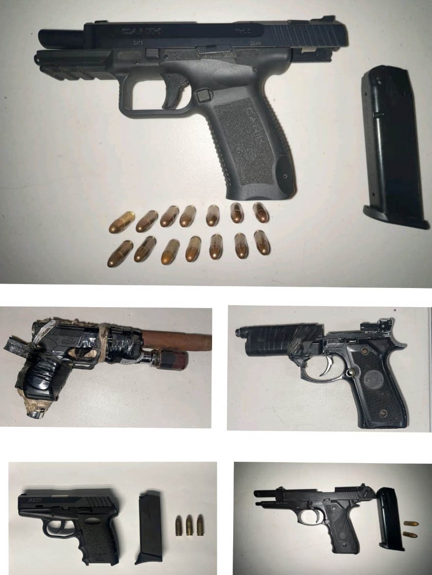 Les aseguraron también un chaleco balístico y cinco pistolas / Foto Especial