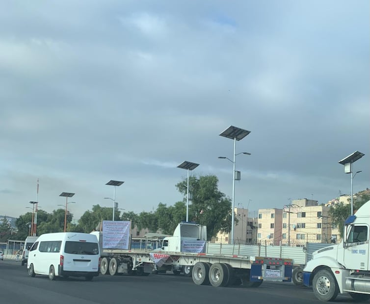 Hasta el momento, las unidades permanecen en el acotamiento y en dos carriles de la caseta de San Cristóbal. Foto: especial