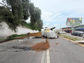 Vuelca tráiler con abono orgánico en la México-Pachuca; cierran carriles en Tecámac