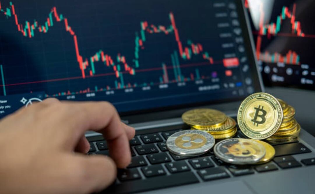 Se estima 3.8 millones de usuarios de criptomonedas en México para 2027, aumentando riesgos de fraude. Foto: iStock