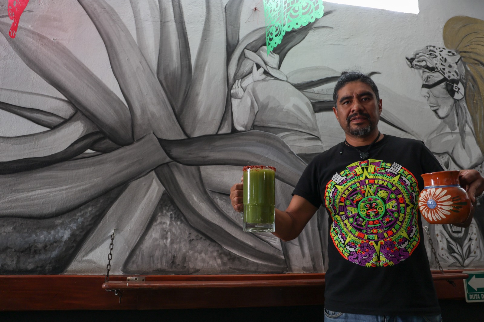 El proceso de elaboración del pulque comienza con la recolección del aguamiel, que es colocado en grandes recipientes llamados "tinacales", donde se mezcla con un pie de pulque o semilla. Foto Arturo Hernández
