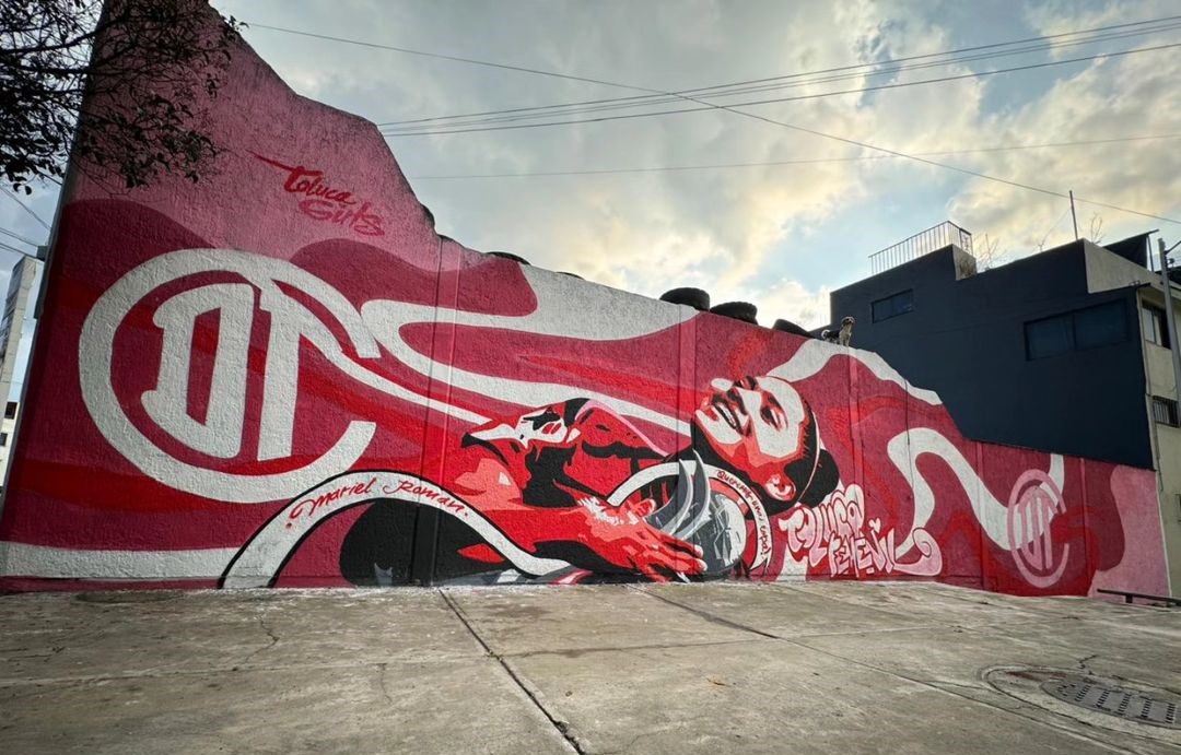 El colectivo Toluca Girls, grupo de apoyo a las Diablas Rojas, inmortalizo a la delantera escarlata en un mural donde se muestra a la jugadora guerrerense con la copa del campeonato femenil. Foto: @toluca_girls / IG