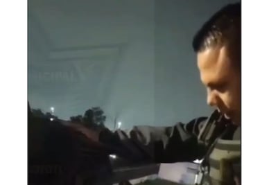 Policías de Nezahualcóyotl evitan tragedia y rescatan a hombre que intentó arrojarse de un puente