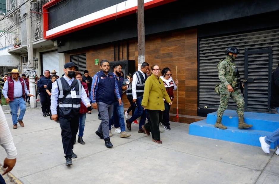 La alcaldesa Azucena Cisneros y la subsecretaria Tania Carro supervisan el inicio de obras en la avenida Valle de Guadiana. Foto Especial