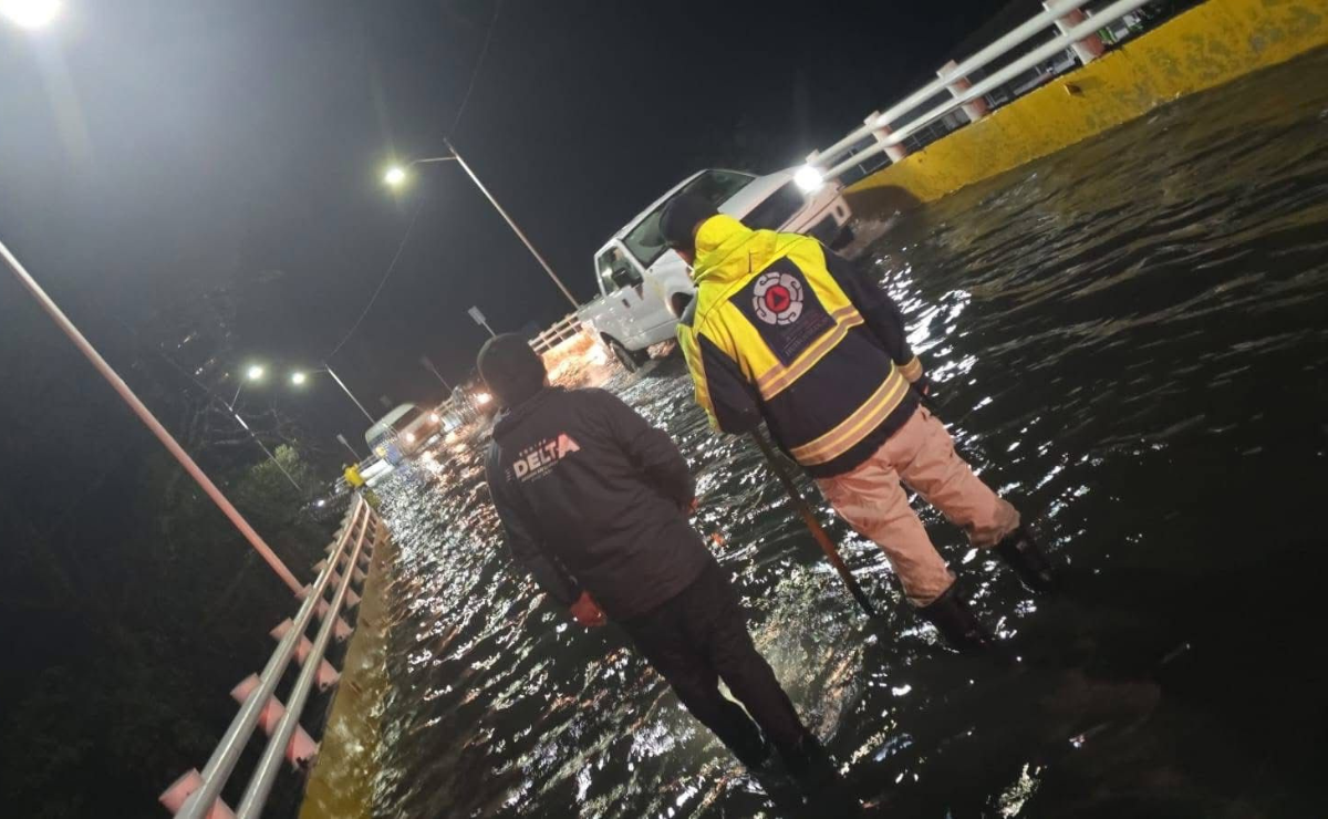 Huixquilucan resiste la tormenta: Equipos de emergencia en acción para despejar vialidades, logrando un saldo blanco tras la intensa lluvia. Foto: Especial