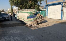 Socavón atrapa a pipa de agua en Jardines del Tepeyac