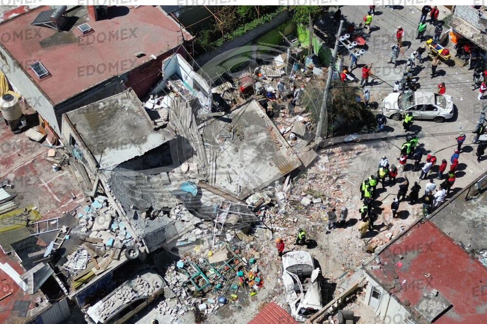 Los hechos se registraron en la calle Monterrey, donde se observan muros y lozas destruidos esparcidos por el asfalto. Foto. Arturo Contreras. El Universal