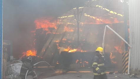 Incendio consume bodega de pastura en Acolman y moviliza a bomberos de cuatro municipios
