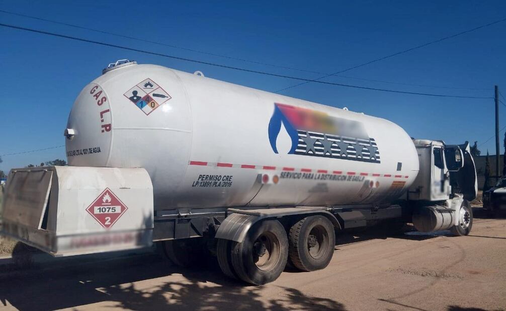 La pipa asegurada tiene una capacidad de 22,400 litros y se encontraba casi llena al momento de la captura. Foto Especial