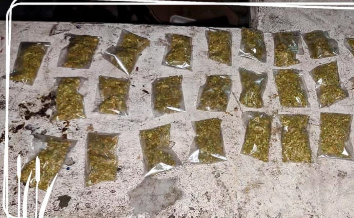La policía detuvo a un hombre en actitud sospechosa y le encontró varios envoltorios con posible droga. Foto: Especial