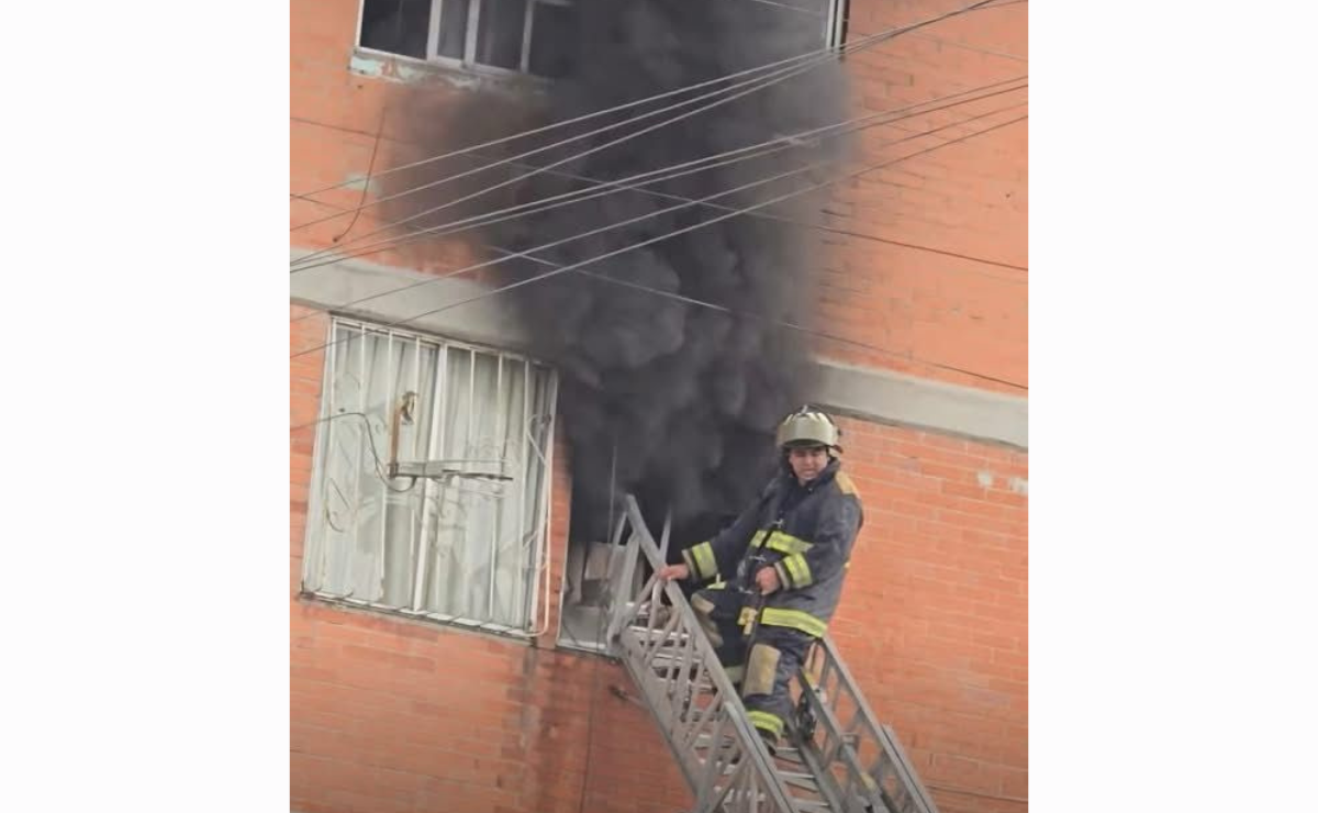Bomberos de Coacalco combaten incendio en departamento de San Rafael Foto: Especial
