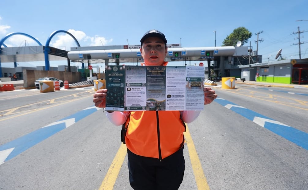 Elementos de la Secretaría de Seguridad orientan y auxilian a automovilistas en los módulos del programa Heroínas y Héroes Paisanos Verano 2026. Foto Alejandro Vargas / El Universal