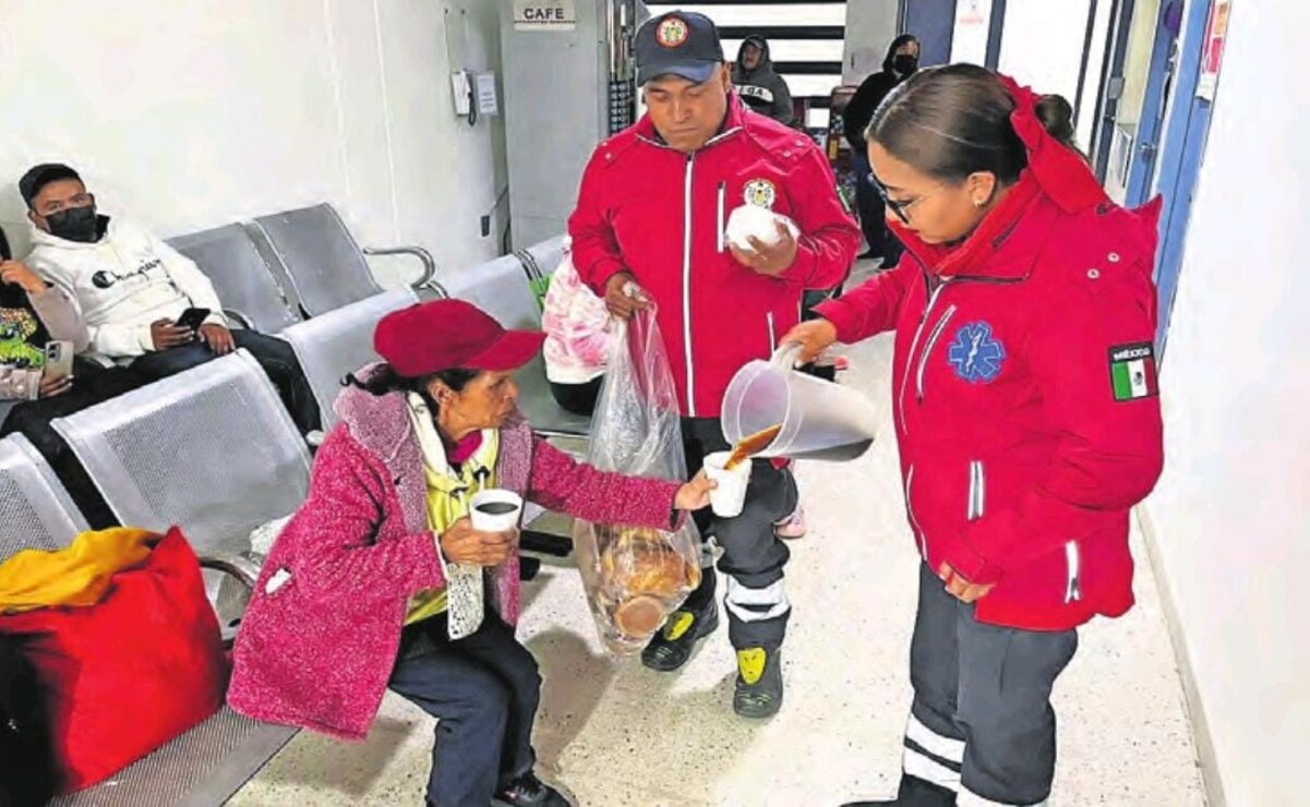 Acto de humanidad: Bomberos de Atlacomulco ayudan a personas vulnerables afuera de hospitales