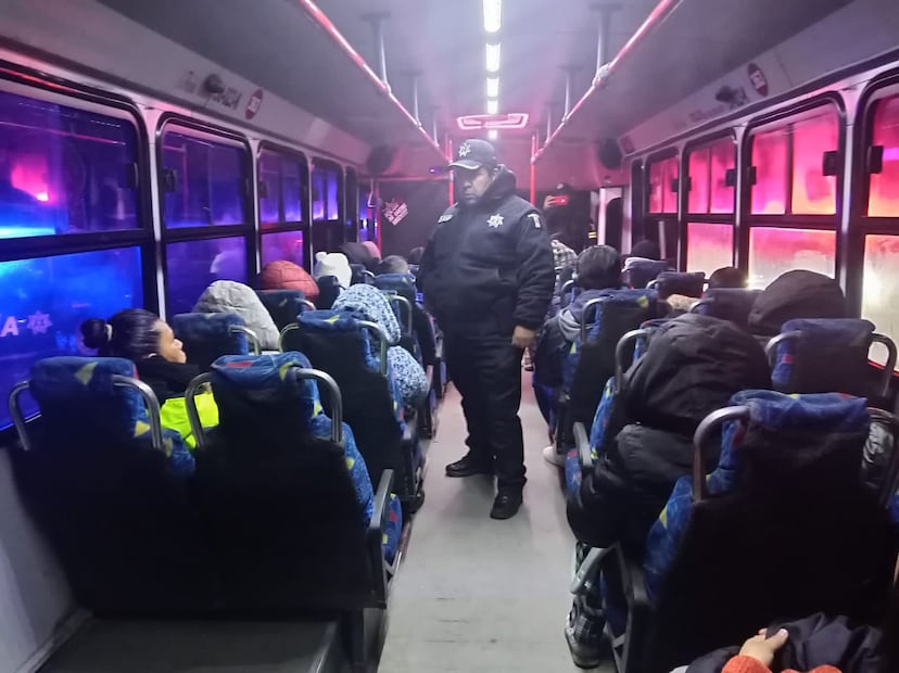 Usuarios y operadores colaboran con la policía municipal para identificar factores de riesgo durante sus traslados. Foto Especial