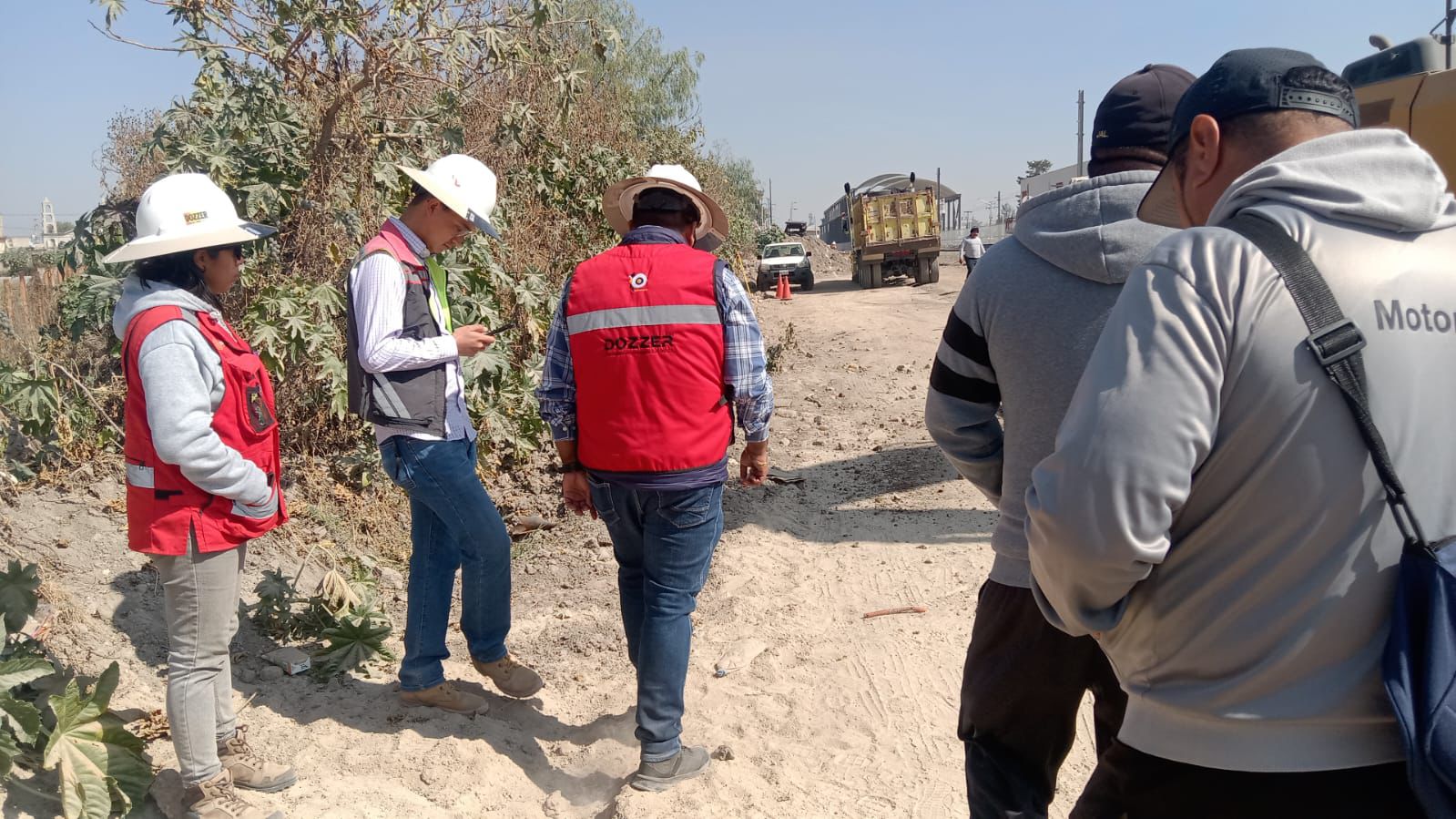 Los habitantes de Teyahualco, inconformes con los daños causados por las obras, mantienen bloqueado un tramo del Tren Suburbano al AIFA. Foto Especial