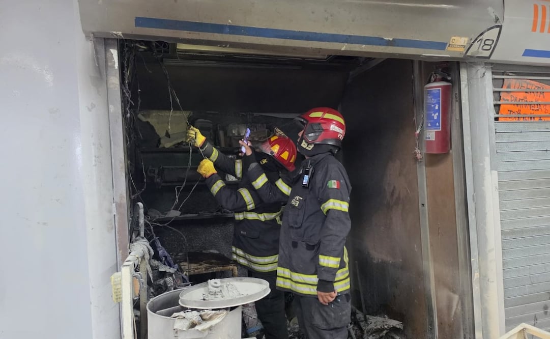 Elementos de Protección Civil y Bomberos de Naucalpan acudieron de inmediato a la estación Cuatro Caminos para controlar la emergencia. Foto Especial
