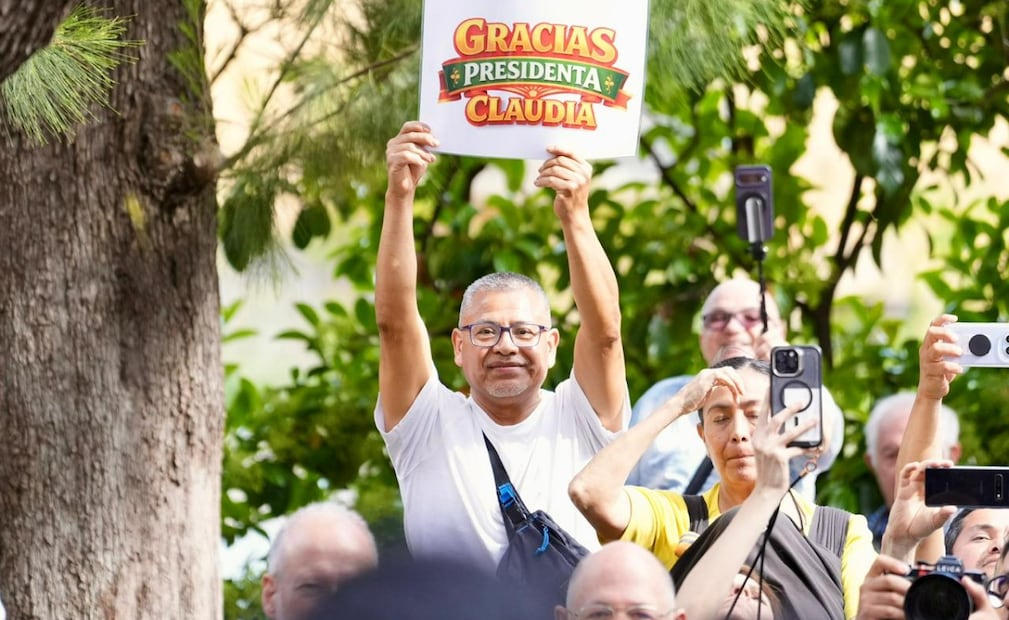 La mandataria mexicana convive con la comunidad residente en España durante su visita al Consulado de Barcelona. Foto Especial