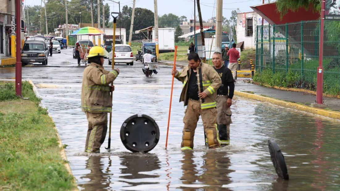 Autoridades exhortaron a la población a evitar tirar residuos en la vía pública para prevenir inundaciones. Foto especial