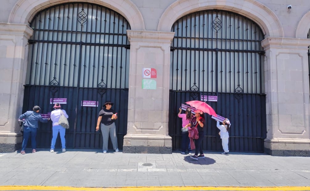 Vecinos de las colonias Fimesa 1, 2 y 3 llegaron a las puertas del Palacio de Gobierno mexiquense para solicitar una mesa de diálogo. Foto Especial