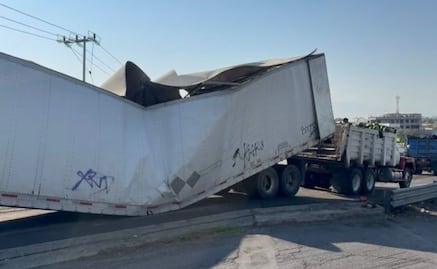 ¡Caos vial en la Lechería-Texcoco! Colapsó la caja de un tráiler 