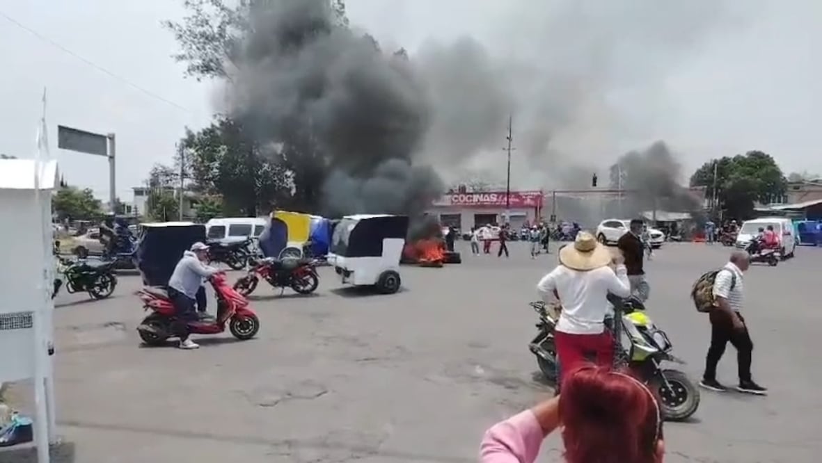 Los inconformes colocaron llantas sobre el asfalto, a las que posteriormente prendieron fuego para impedir el paso de vehículos particulares y unidades de transporte público . Foto: especial
