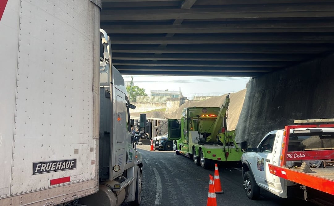 El tránsito lento se registra sobre el Circuito Exterior Mexiquense y en carriles laterales de la carretera México-Querétaro. Foto. Especial