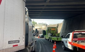 Vuelca tráiler en bajo puente de Cuautitlán Izcalli; se registra tránsito lento