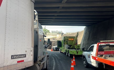 Vuelca tráiler en bajo puente de Cuautitlán Izcalli; se registra tránsito lento
