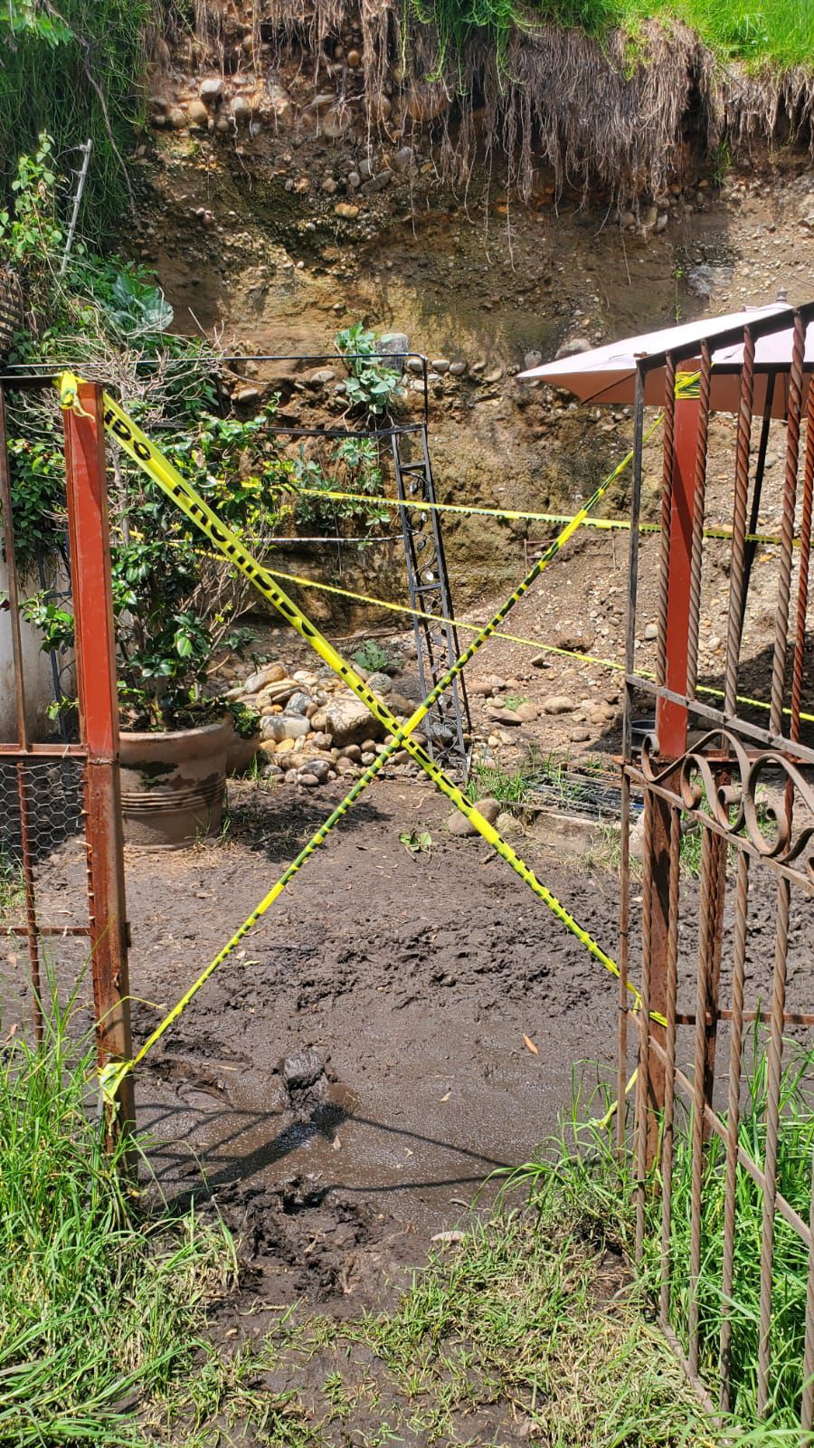 Protección Civil acordonan debido al deslave en Campestre del Lago Foto: Especial