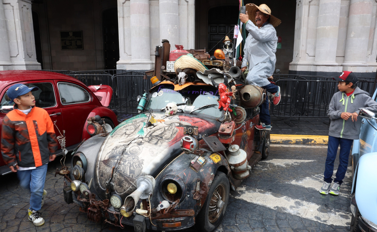 En el Día Mundial del Vocho en Toluca (22 de junio de 2024). Cientos de Vochos llenaron nuestras calles, creando un museo rodante de recuerdos y sonrisas. Foto: Sergio García