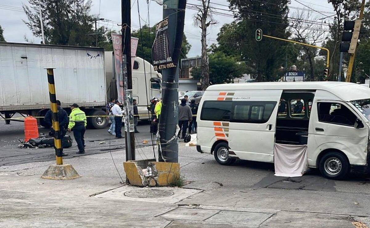 Combi embiste a motociclista en Naucalpan