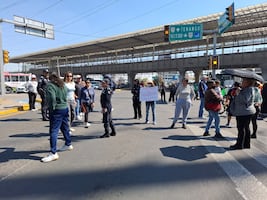 Vecinos de Toluca exigen puentes y semáforos en Pino Suárez tras muerte de adulto mayor