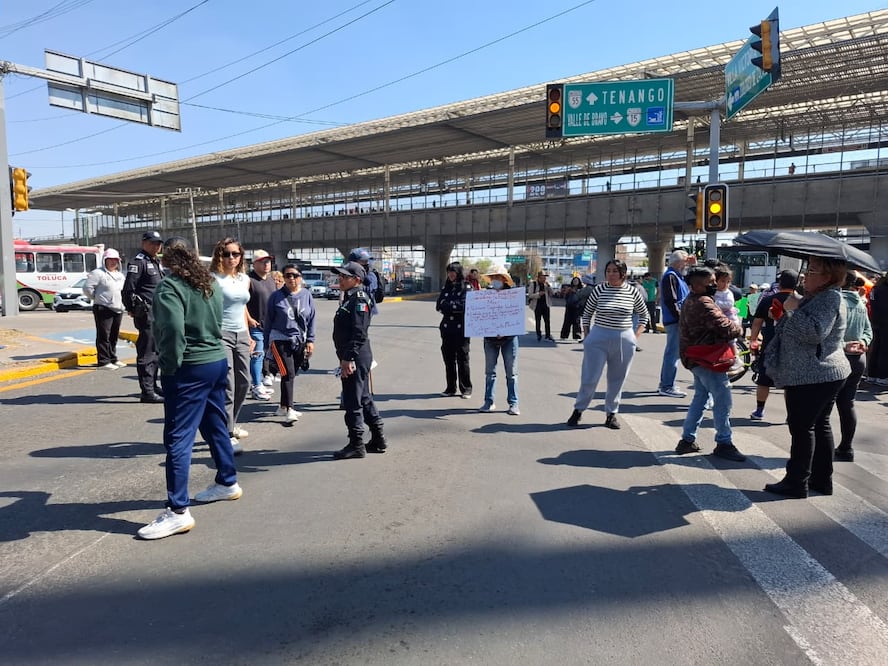 Con pancartas y bloqueos parciales, vecinos de Santa María de las Rosas denunciaron que el cruce de Pino Suárez es una "zona de muerte" para los 20 mil habitantes de la comunidad. Foto Abigail Alcántara / El Universal