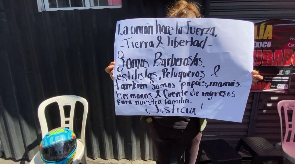 Ante el cierre de sus locales, los barberos improvisaron espacios de trabajo en la calle para poder seguir atendiendo clientes y generando ingresos. Foto Especial