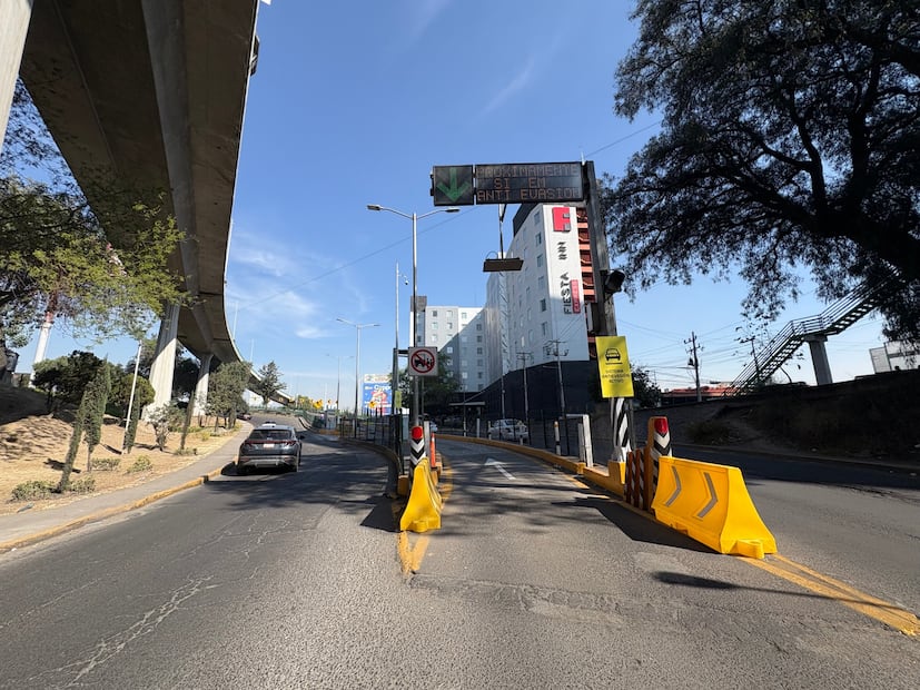 Conductores de transporte público, como el de esta camioneta tipo combi, son captados golpeando la pluma para invadir el segundo piso del Periférico Norte, en un acto que pone en riesgo la seguridad. Foto Arturo Contreras / El Universal
