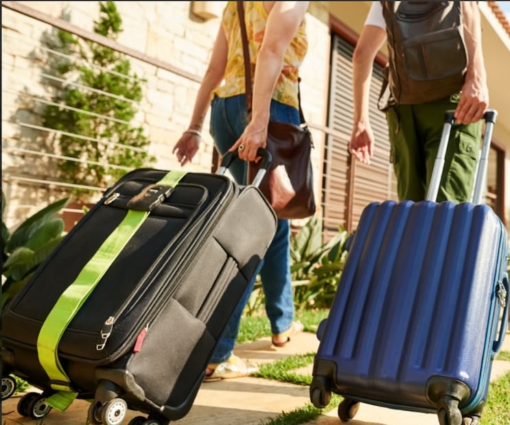 El ritual de salir con maletas a la medianoche es el favorito de los viajeros que buscan nuevos horizontes para el 2026. Foto Especial