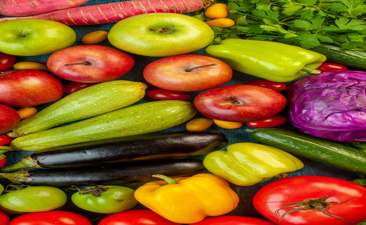 Las frutas y verduras ayudan a mantener la hidratación y refrescan el cuerpo. Foto: Freepik